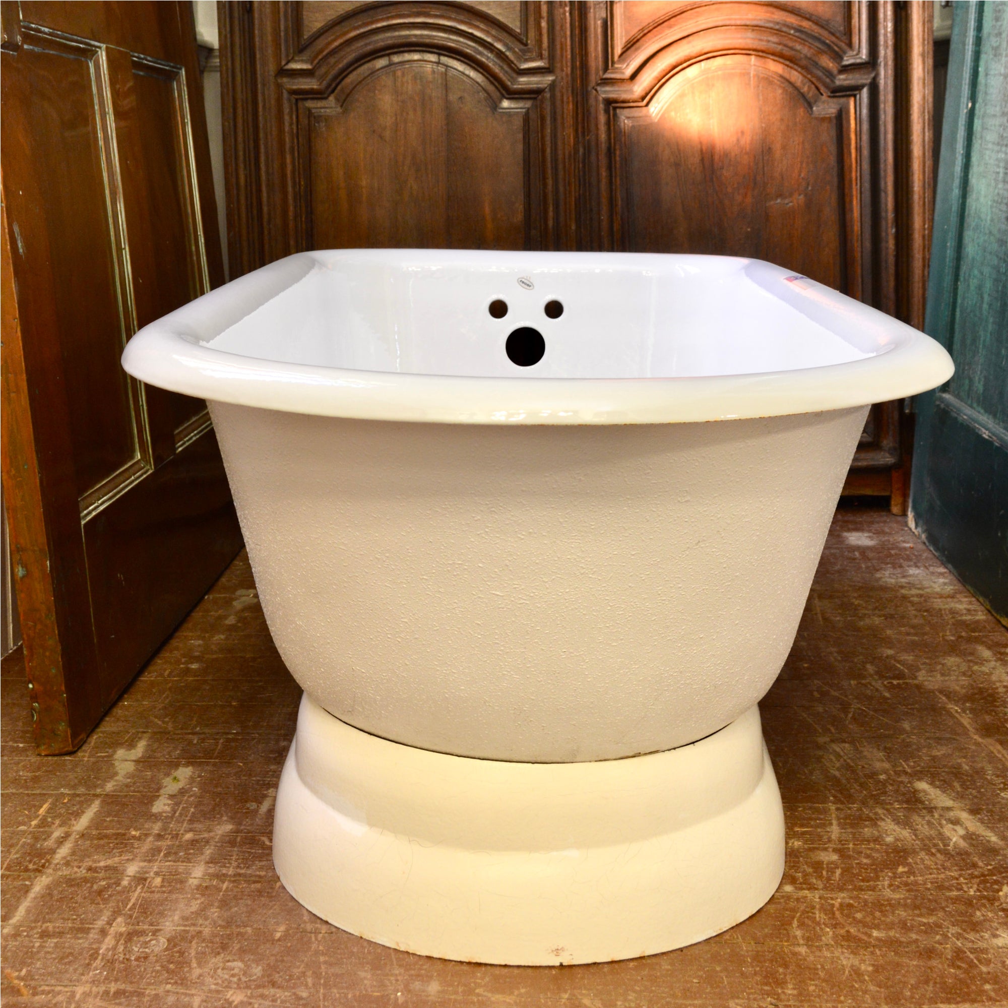Recor Cast Iron Pedestal Bathtub – NOS Floor Model | Made in Portugal