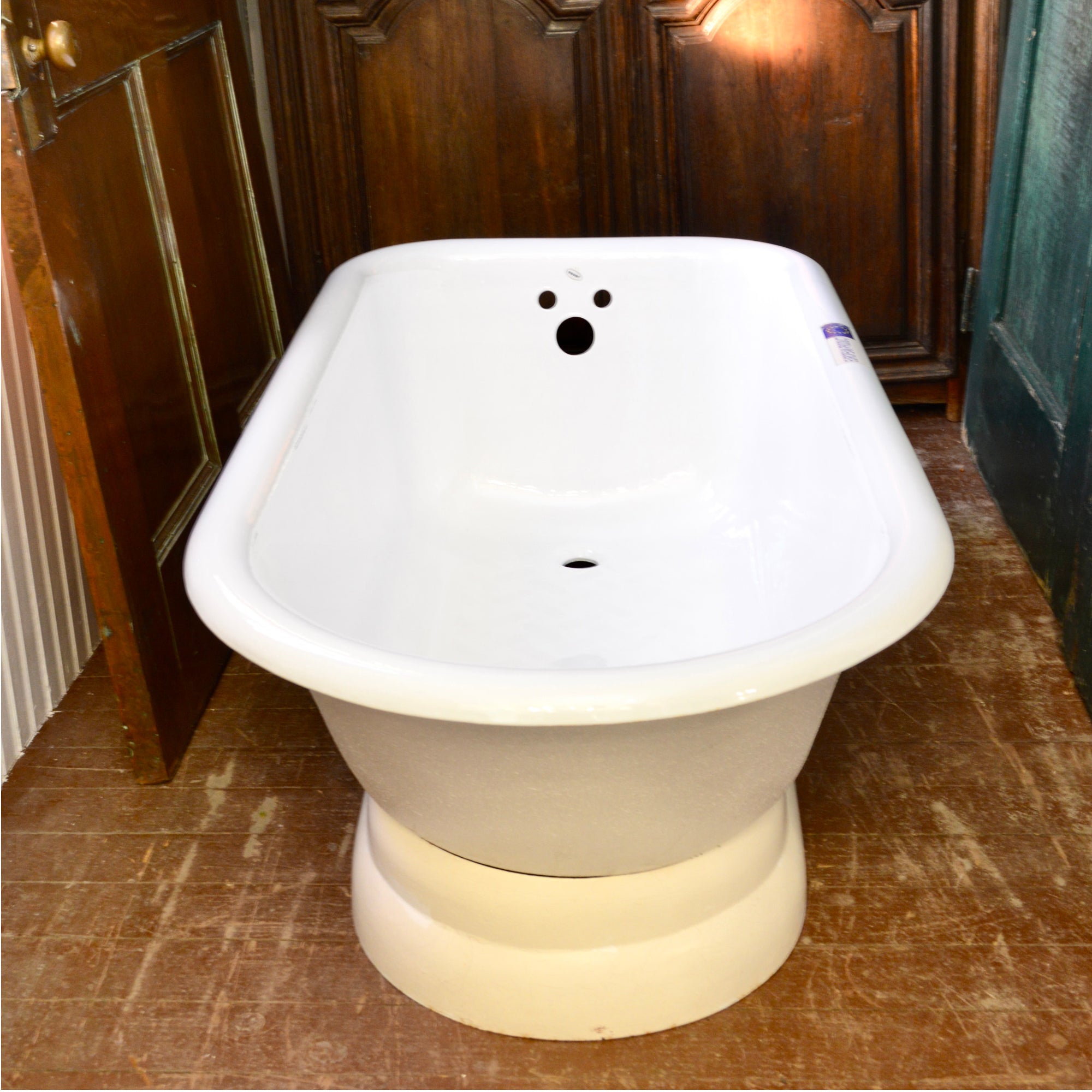 Recor Cast Iron Pedestal Bathtub – NOS Floor Model | Made in Portugal