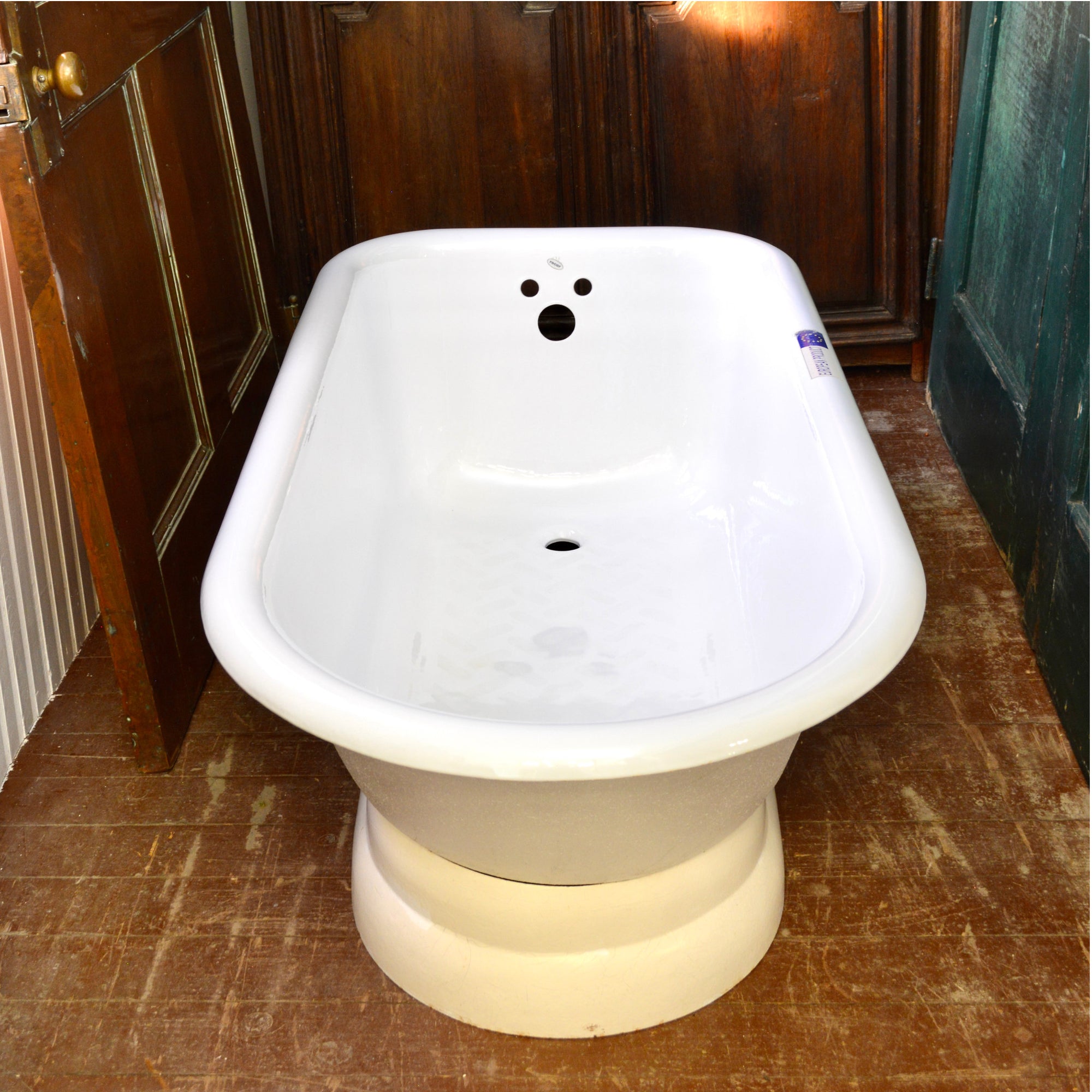 Recor Cast Iron Pedestal Bathtub – NOS Floor Model | Made in Portugal