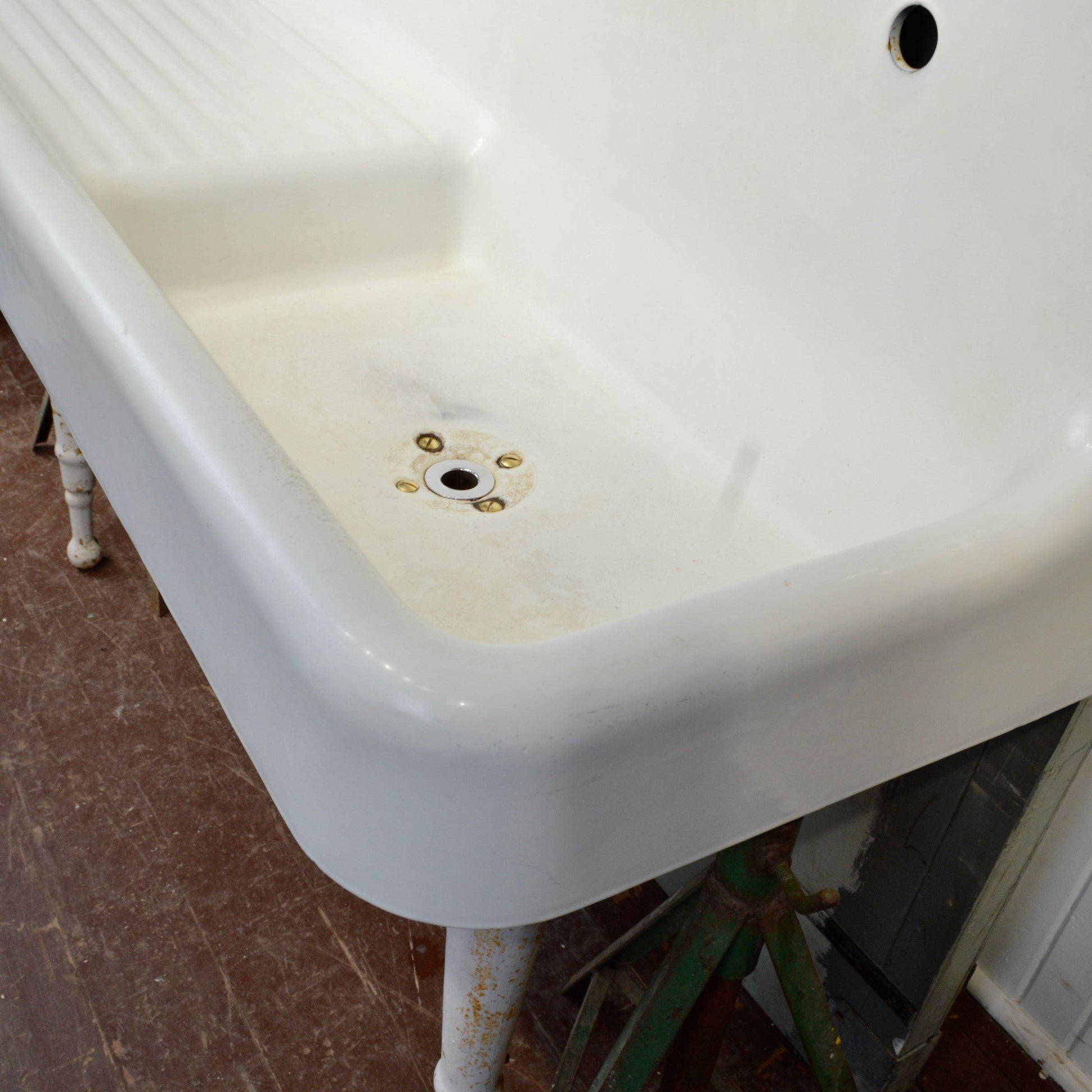 Apron Front Farmhouse Sink with Cast Iron Legs - Salvage-Garden