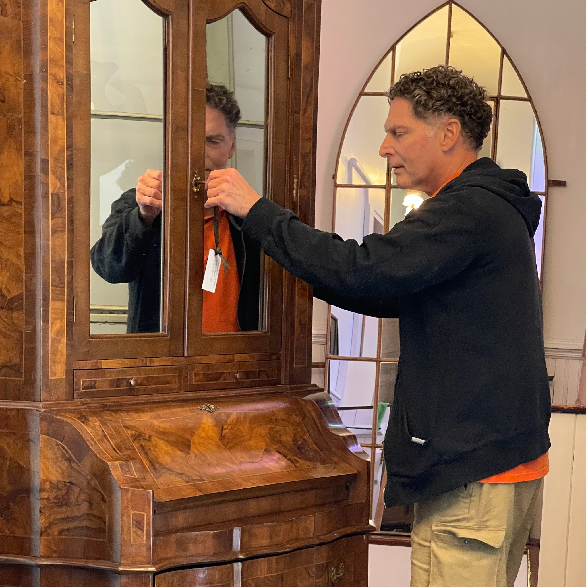 20th Century Italian Rococo Style Secretary Desk in Walnut and Burled Walnut Veneers