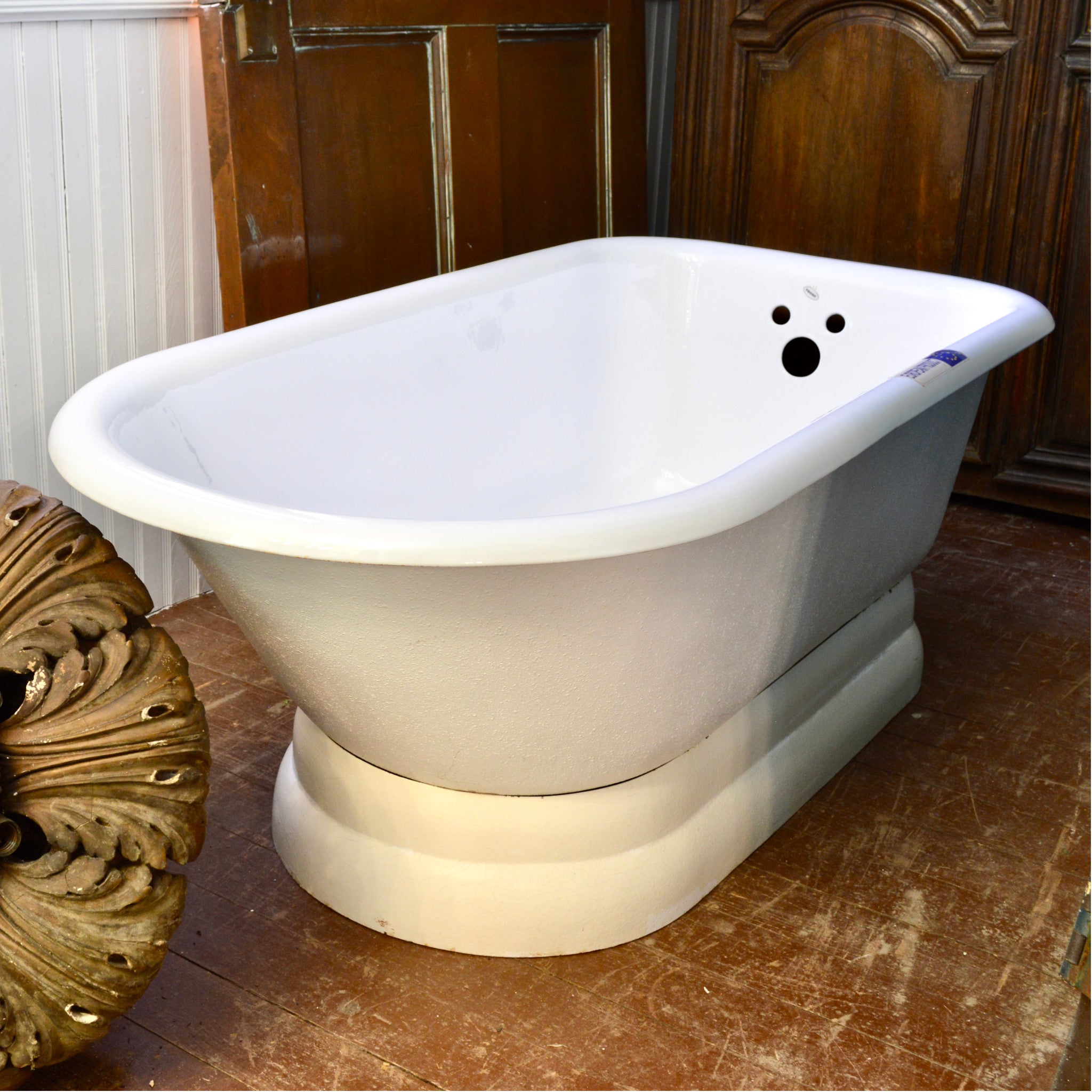 Recor Cast Iron Pedestal Bathtub – NOS Floor Model | Made in Portugal