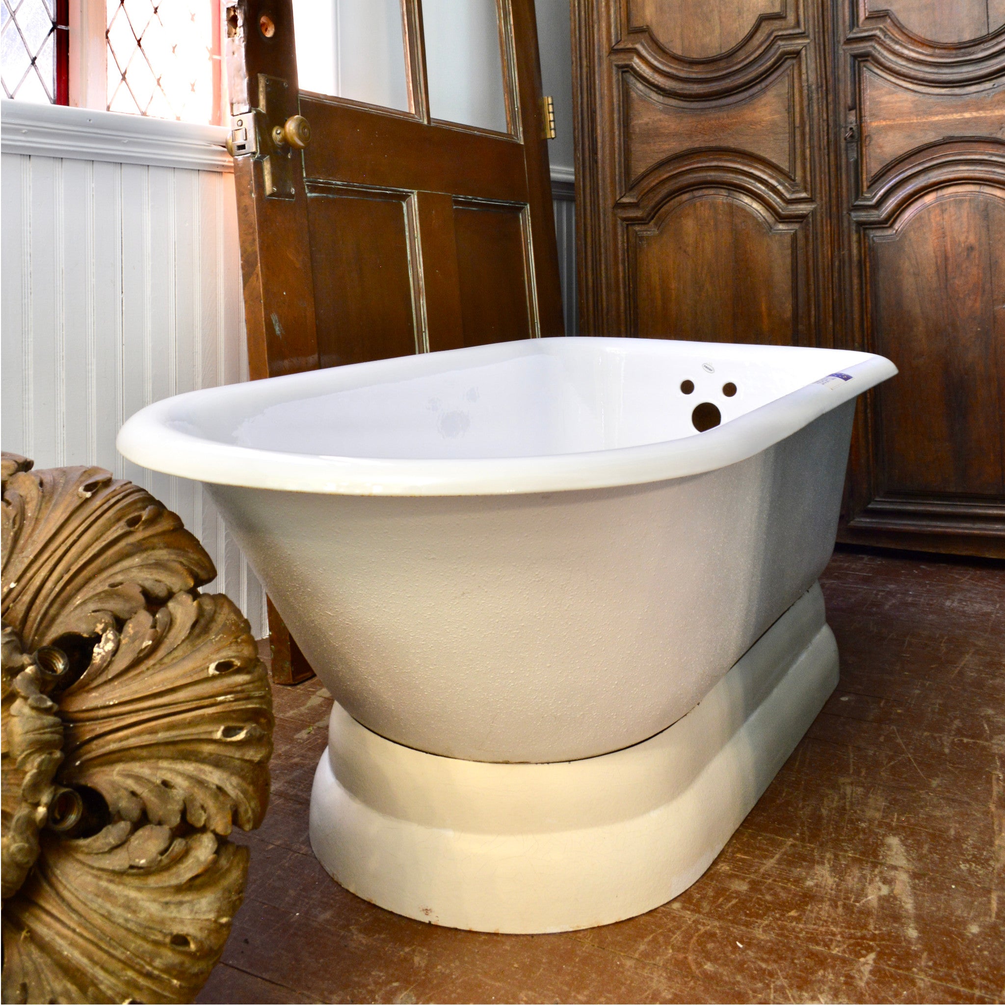 Recor Cast Iron Pedestal Bathtub – NOS Floor Model | Made in Portugal